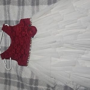 Un vestido  de niña para 5 años solo una puesta casi nuevo